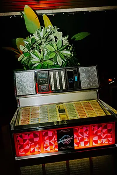 jukebox in de zaal van je receptie